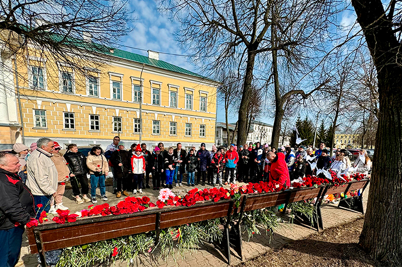 Возложение цветов к Мемориалу жертв теракта 22 марта 2024 г. в «Крокус Сити Холл», г. Кострома