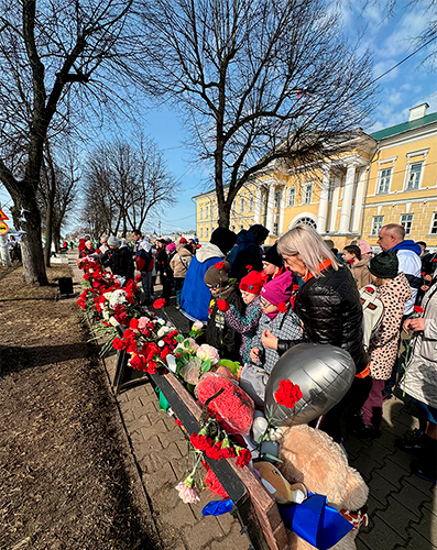 Возложение цветов к Мемориалу жертв теракта 22 марта 2024 г. в «Крокус Сити Холл»,  г. Кострома